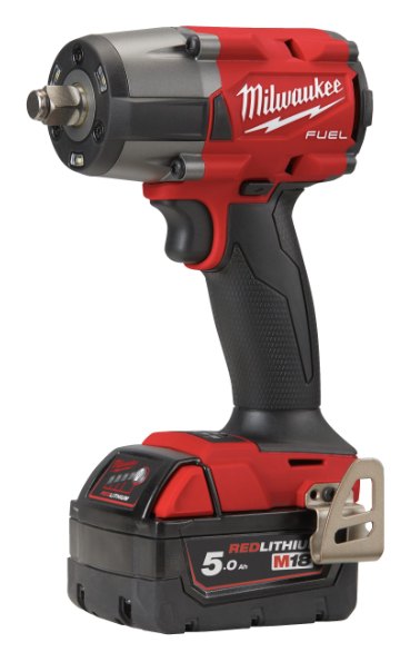 LLAVE IMPACTO MILWAUKEE M18 1/2" (2 BATERÍAS 5 AH Y CARGADOR)