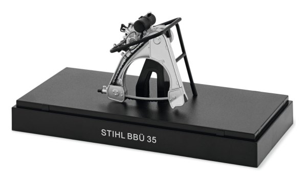 MODELO HISTÓRICO DE MOTOSIERRA STIHL TIPO BBÜ A ESCALA 1:12